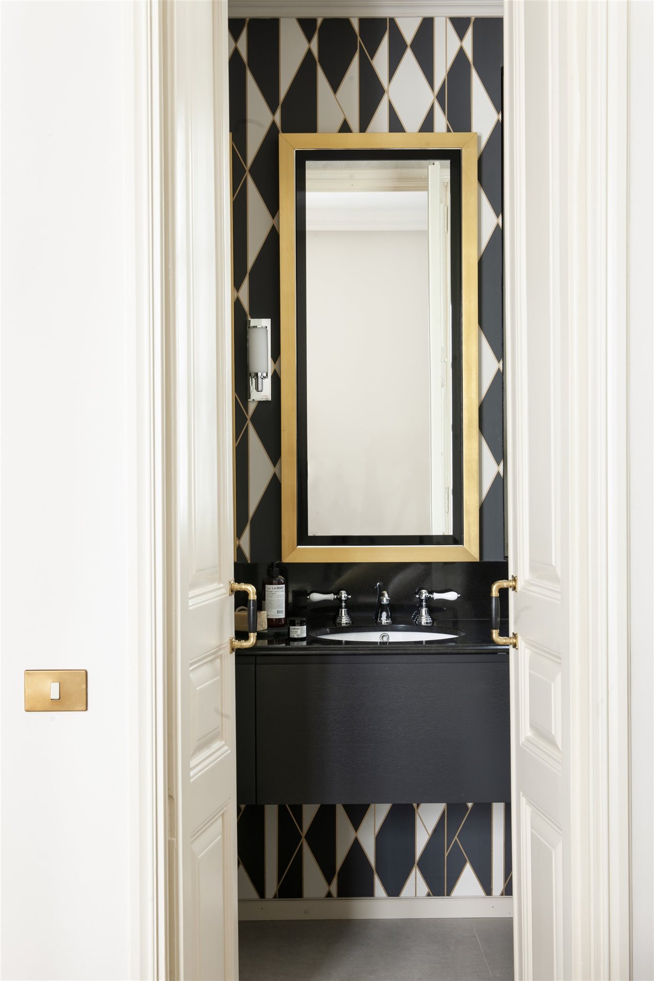 Baño con pared empapelada.
