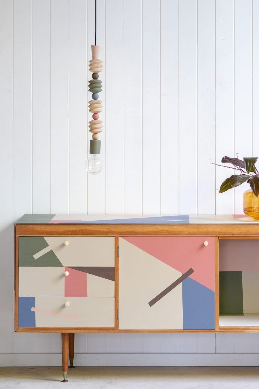 La pintura a la tiza puede cambiar por completo el aspecto de un mueble, como el de éste para el almacenaje.