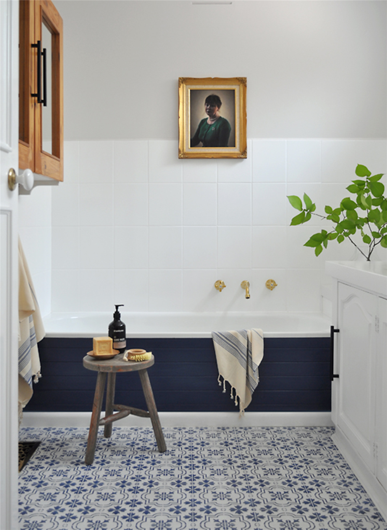 Cómo usar pintura para azulejos para darle un nuevo aire a tu baño sin  obras y sin invertir mucho dinero