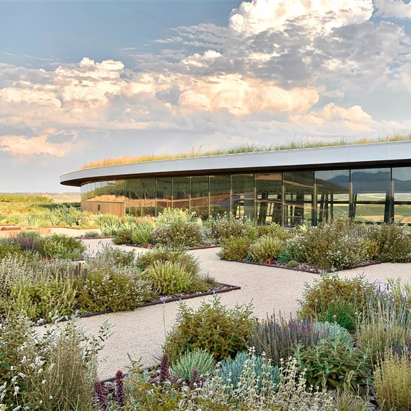 La nueva bodega Beronia se sumerge (literalmente), en el entorno de La Rioja Alta