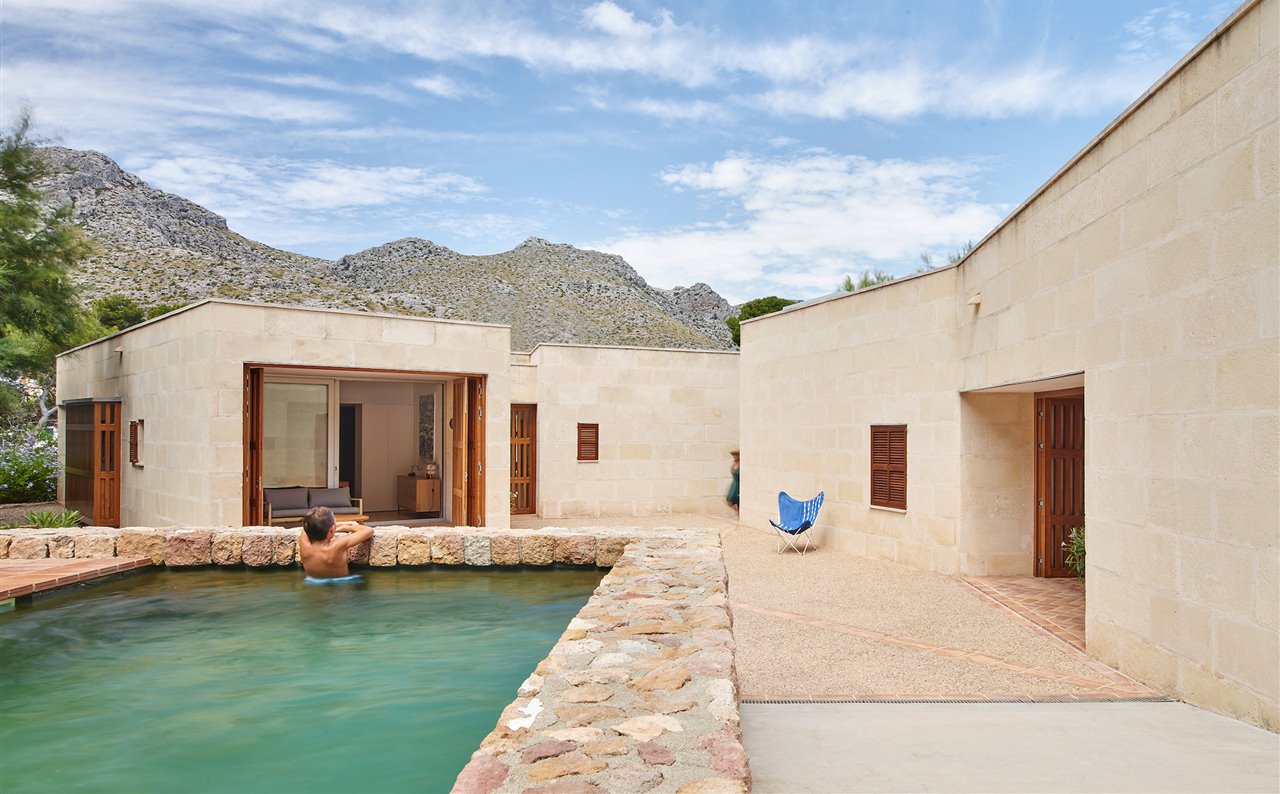 La casa se construye en los márgenes de la parcela para dejar un centro vacío y se fragmenta en volúmenes.  