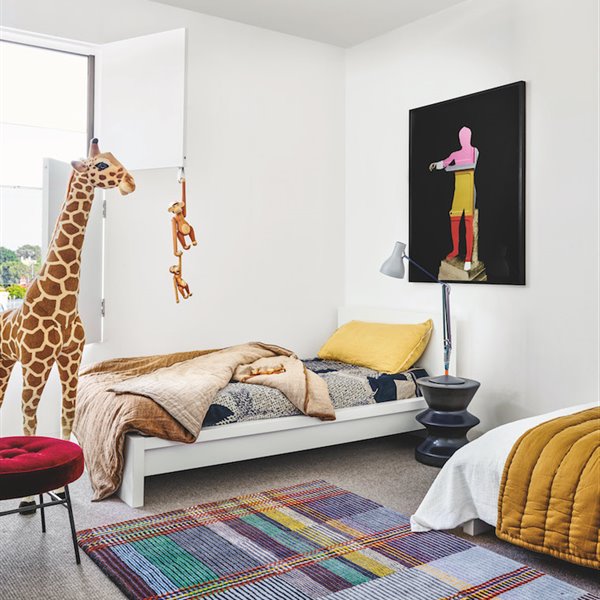 Habitacion infantil con ventilador y camas de madera blanca