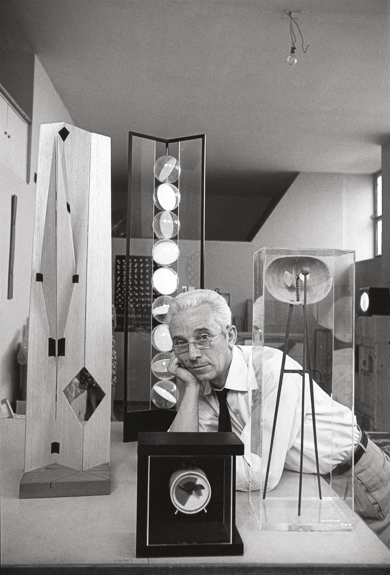 Bruno Murani rodeado de varias de sus obras, 1967.