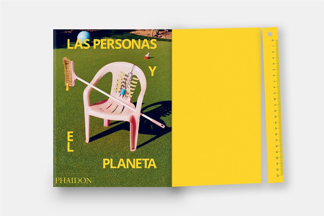 El libro, de 256 páginas y 300 ilustraciones a color, sale a la venta el 7 de marzo de 2022. Incluye la famosa regla de IKEA a modo de punto de lectura.