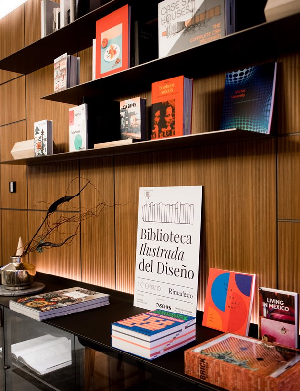 Los 30 libros de arquitectura y arte imprescindibles en una biblioteca efímera en Madrid