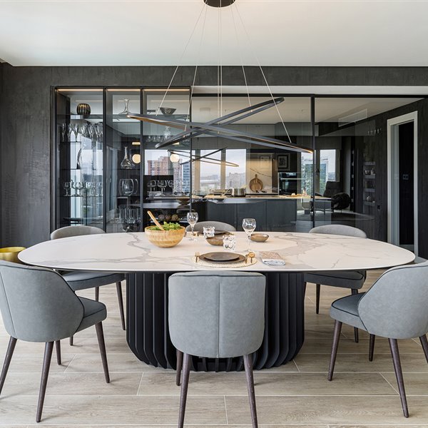 Este piso en Madrid cede todo el protagonismo a la cocina
