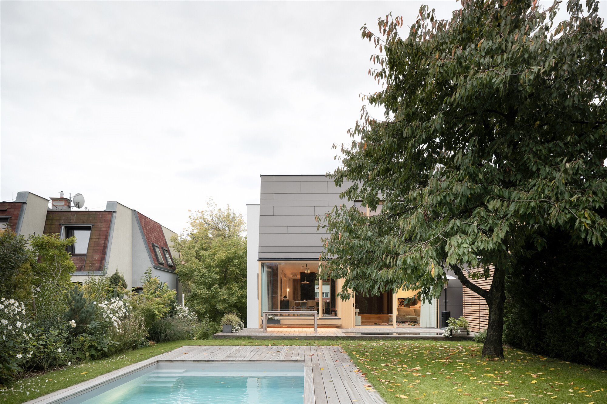 soa-architekti-cherry-tree-house-alex-shoots-buildings-04