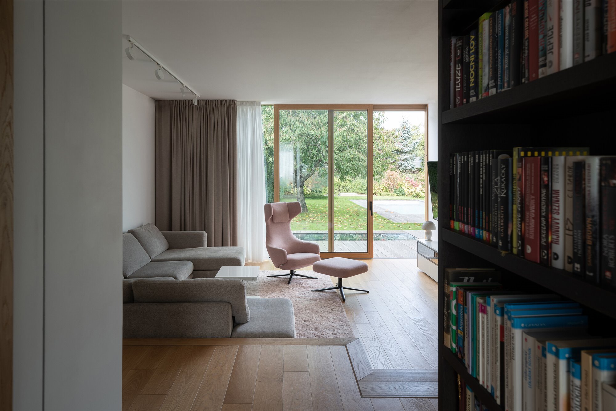 soa-architekti-cherry-tree-house-alex-shoots-buildings-15