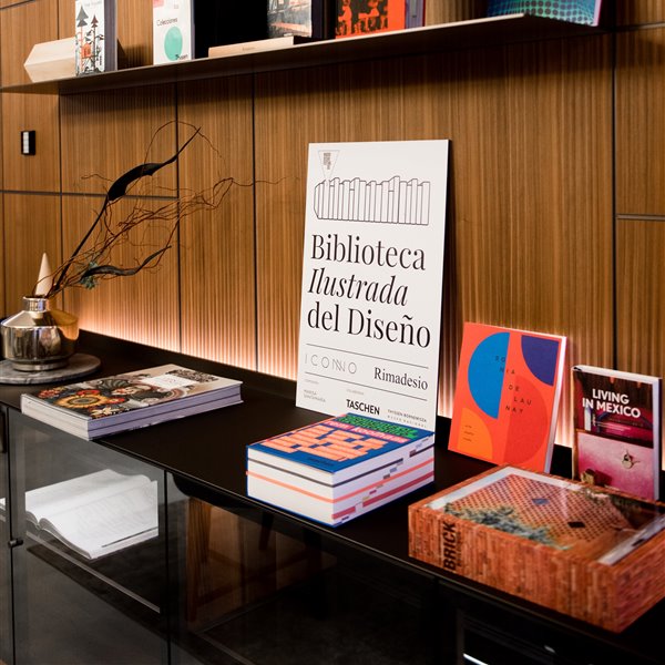 Los 30 libros de arquitectura y arte imprescindibles en una biblioteca efímera en Madrid