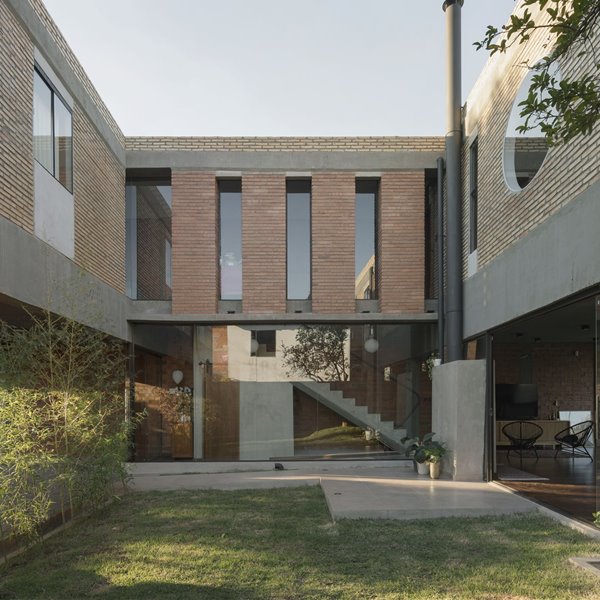 Una casa de ladrillo y hormigón en la que triunfa la arquitectura de la sencillez