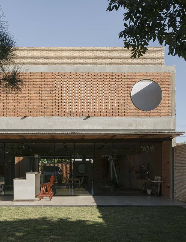 Una casa de ladrillo y hormigón en la que triunfa la arquitectura de la sencillez