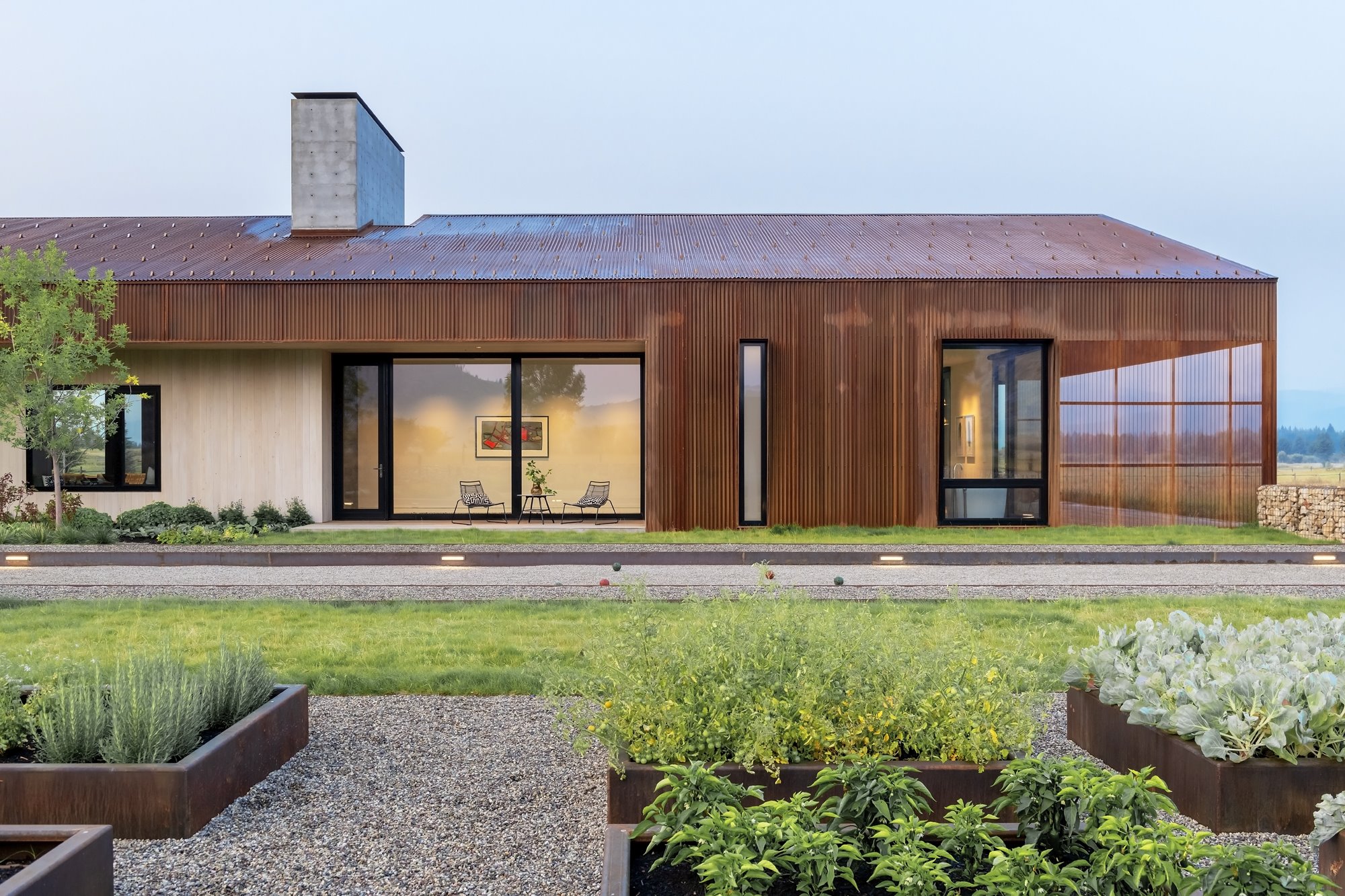 Un rancho moderno en acero, madera y hormigón perfecto para retirarse