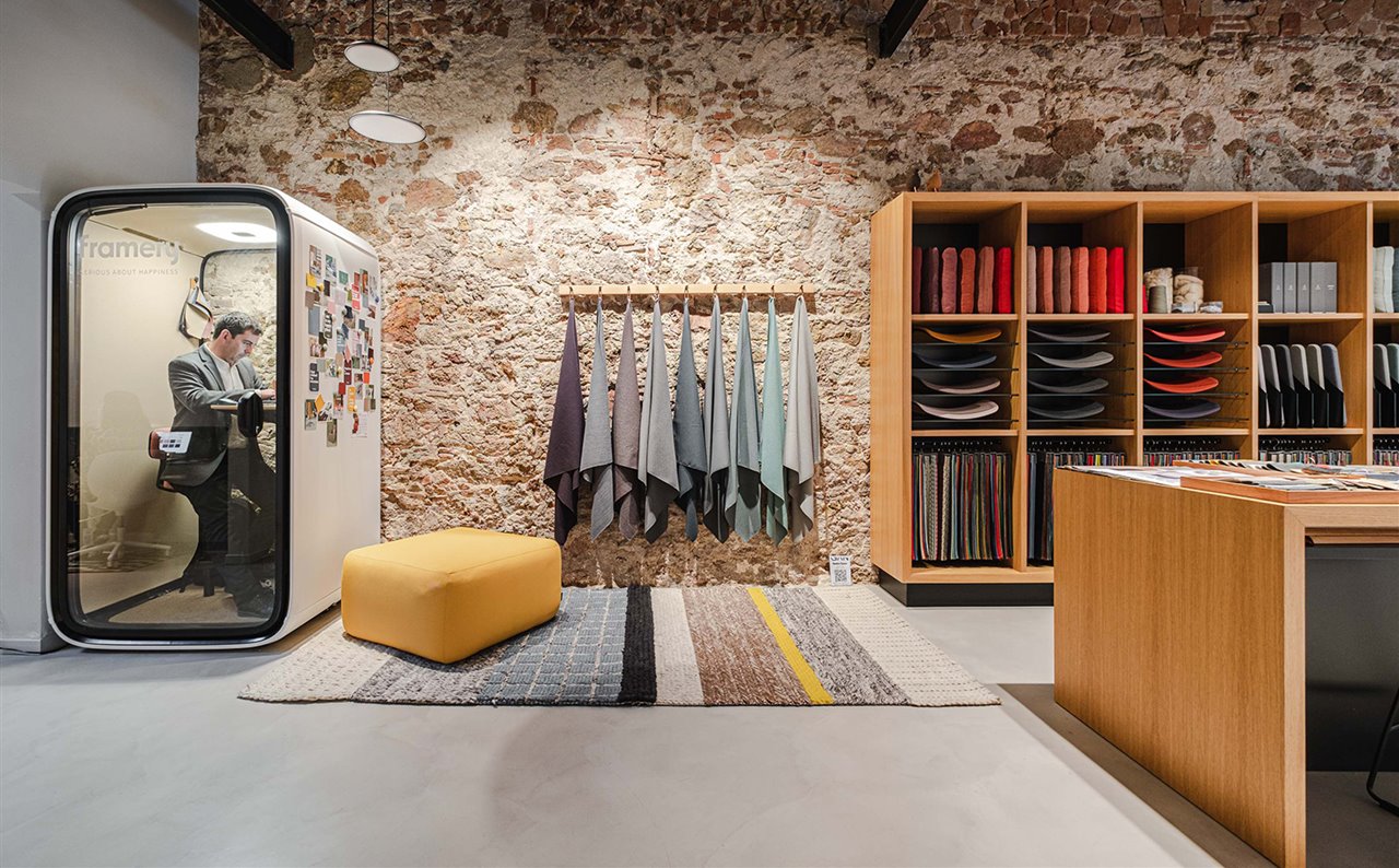 El showroom de la firma textil Gabriel en Barcelona acogió una muestra de sus nuevas propuestas para el contract junto con diseños para la oficina de Framery Acoustics y Haworth.