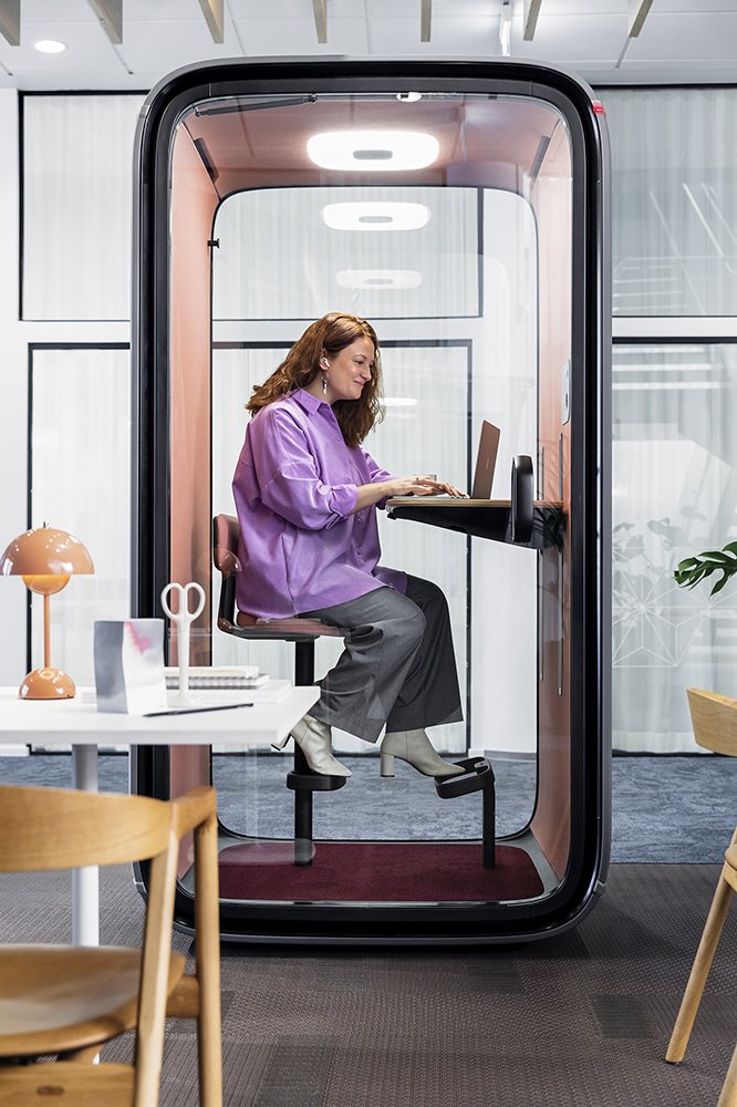 Framery One es una cabina insonorizada y totalmente digitalizada que permite aislarse y realizar videollamadas en un ambiente laboral cuando las circunstancias lo requieran.