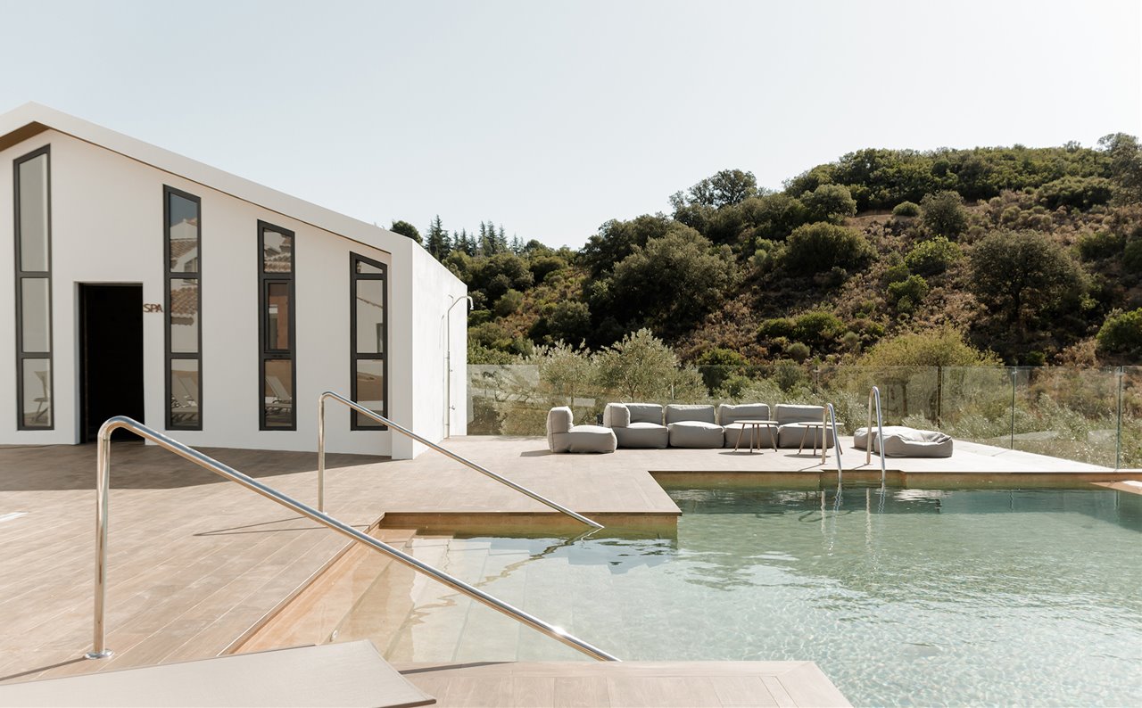 En la zona exterior de la casa encontramos esta relajante piscina, equipada con las mejores instalaciones de spa. 