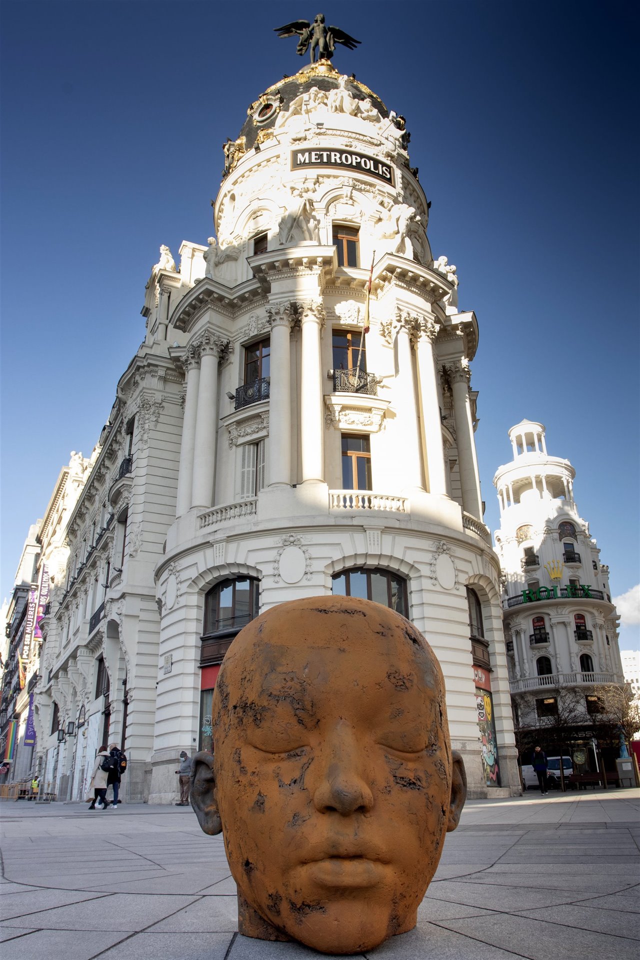 Instalación de Samuel Salcedo junto al edificio Metrópolis de Madrid. 