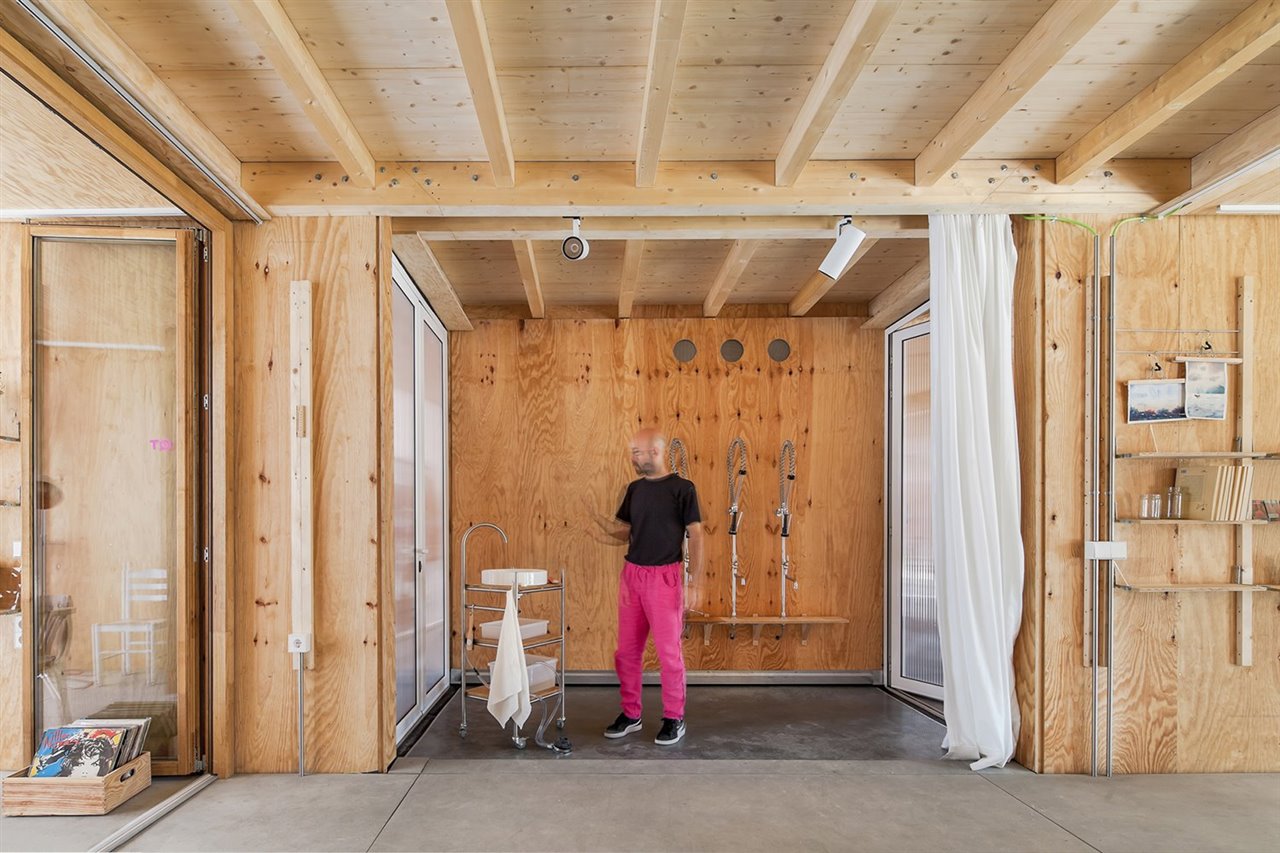 La casa también cuenta con un sistema de agua potable, uno de recogida de agua pluvial y uno de aguas grises.