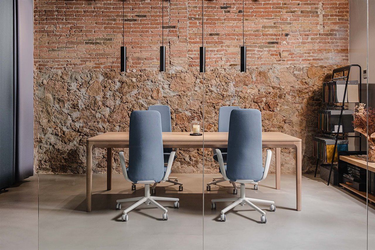 Nia, de Haworth Design Studio & brodbeck design, es la primera silla Active Seating. Ha sido creada para combinar el estilo y la comodidad de una silla lounge con el rendimiento de una silla de trabajo.