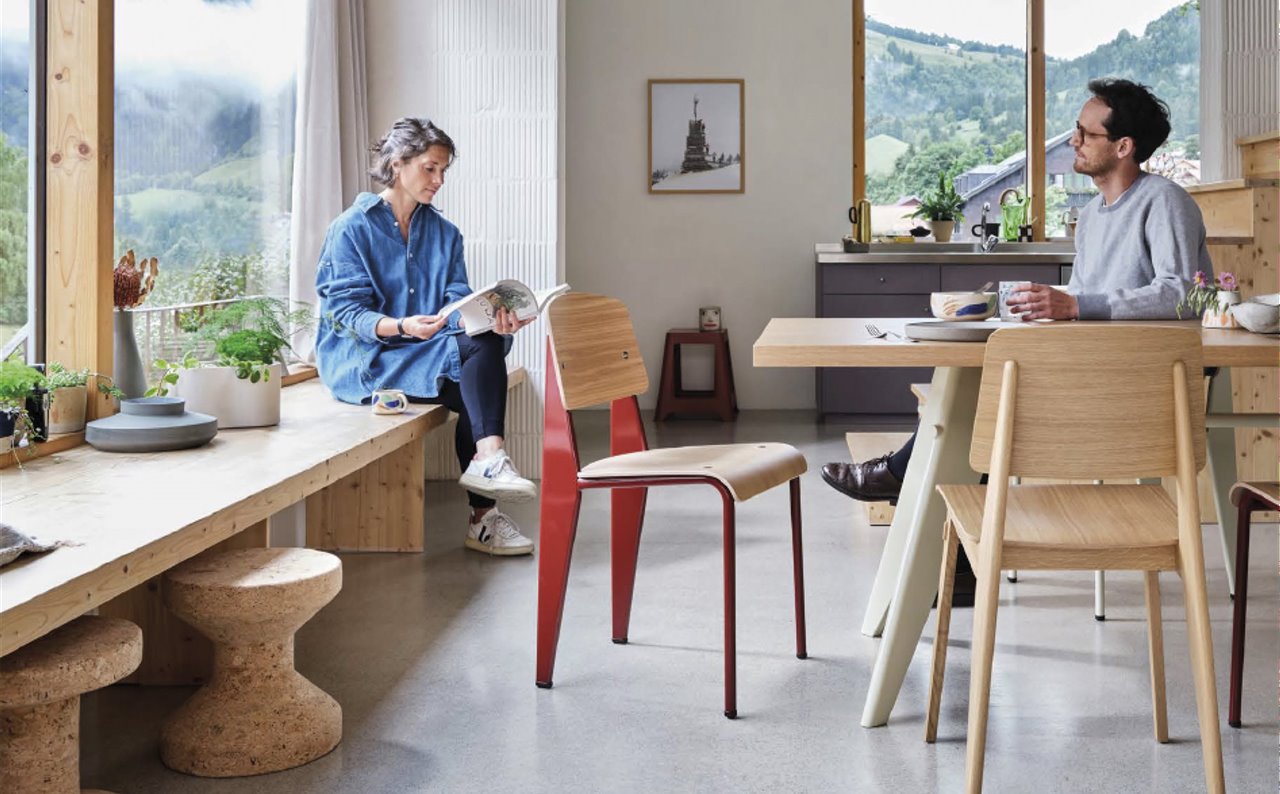 Silla Standard, Jean Prouvé; taburetes Cork Family, Jasper Morrison.