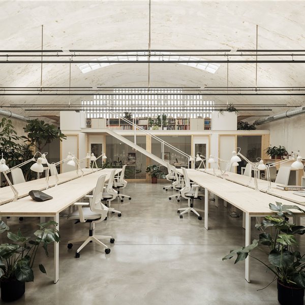 Una antigua nave de Asturias se transforma en coworking inspirado en los invernaderos
