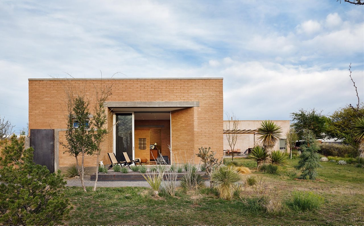La fachada de Marfa Suite se integra en el paisaje desértico