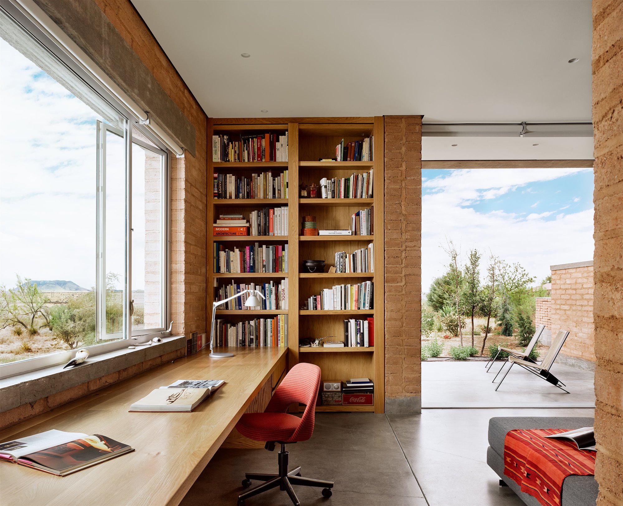 espacio de trabajo casa de invitados Marfa Suite ventanales