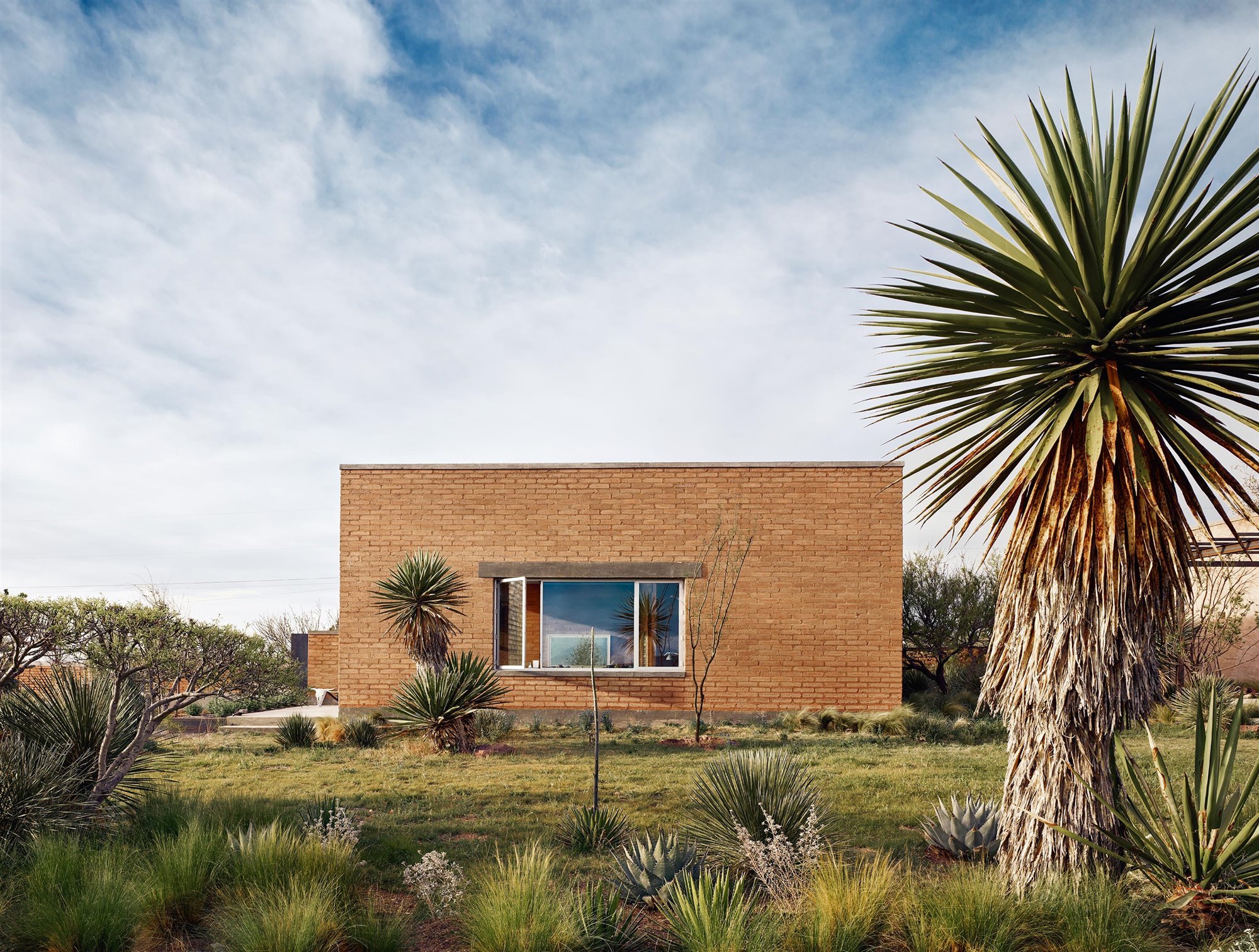 Fachada Marfa Suite Texas ladrillo