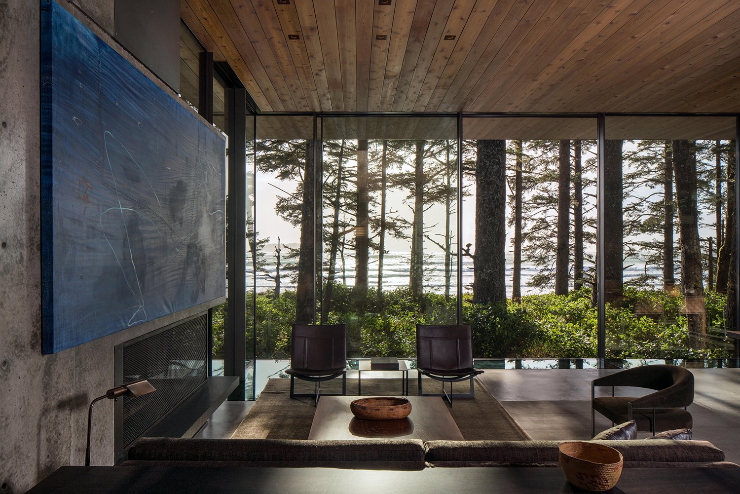 tofino beach house olson kundig salón con ventanal