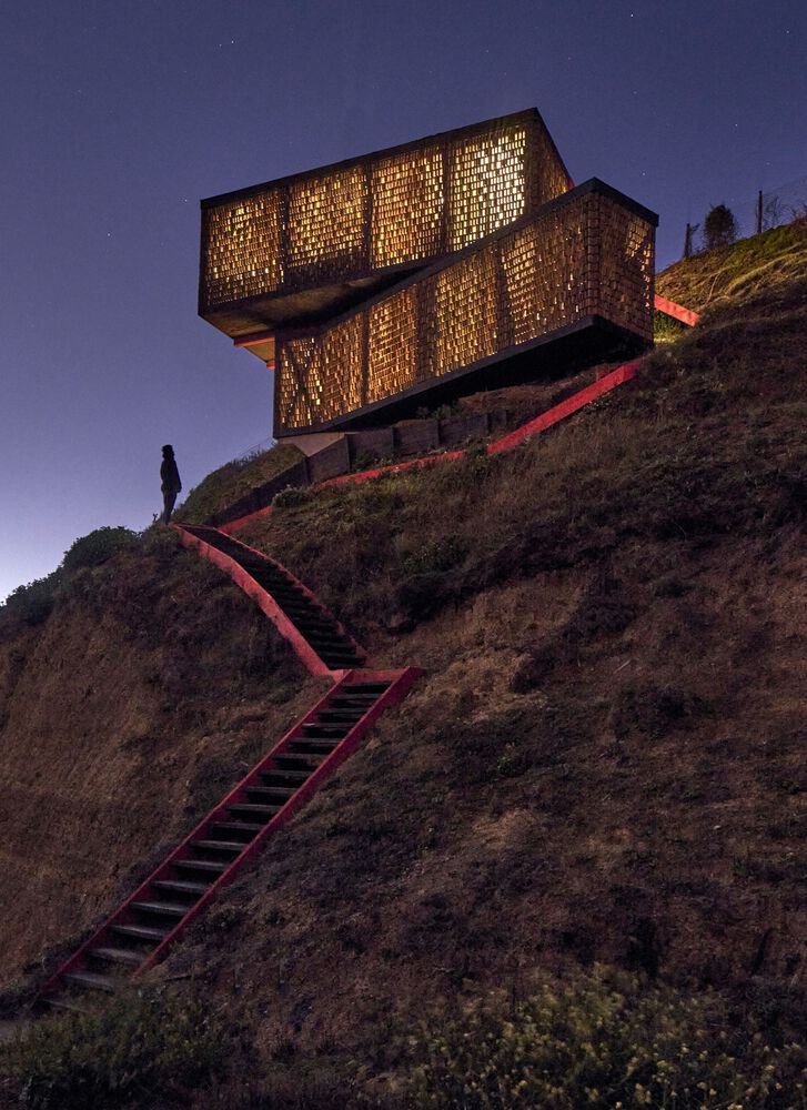 Casa futurista sobre un acantilado.