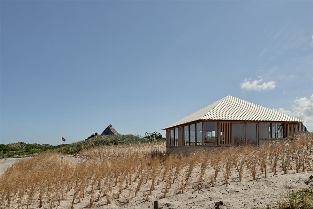 La casa se ubica en un bello paraje de dunas en la isla Terschelling, una de las cinco que integra el pequeño archipiélago de las islas Wadden, al norte de Holanda.