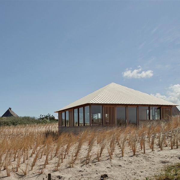 Esta casa prefabricada de madera y hormigón oculta en su interior una amplia planta baja