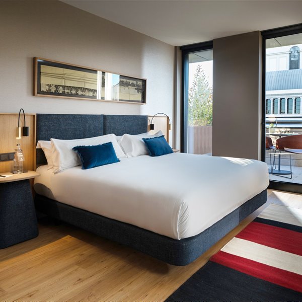 Un nuevo hotel en el centro de Madrid con zona co-working, piscina y buen diseño