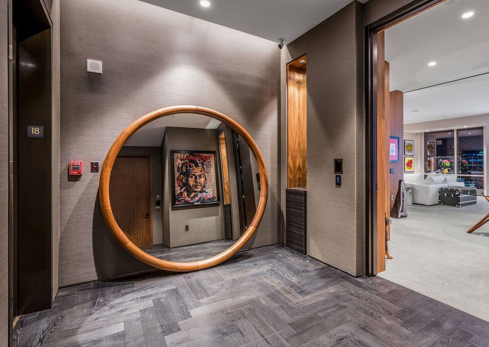 Piso del cantante The Weeknd en Wilshire Corridor entrada