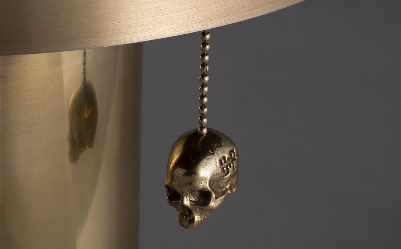El elemento argumental de la colección, fabricada en acero y latón, son las calaveras