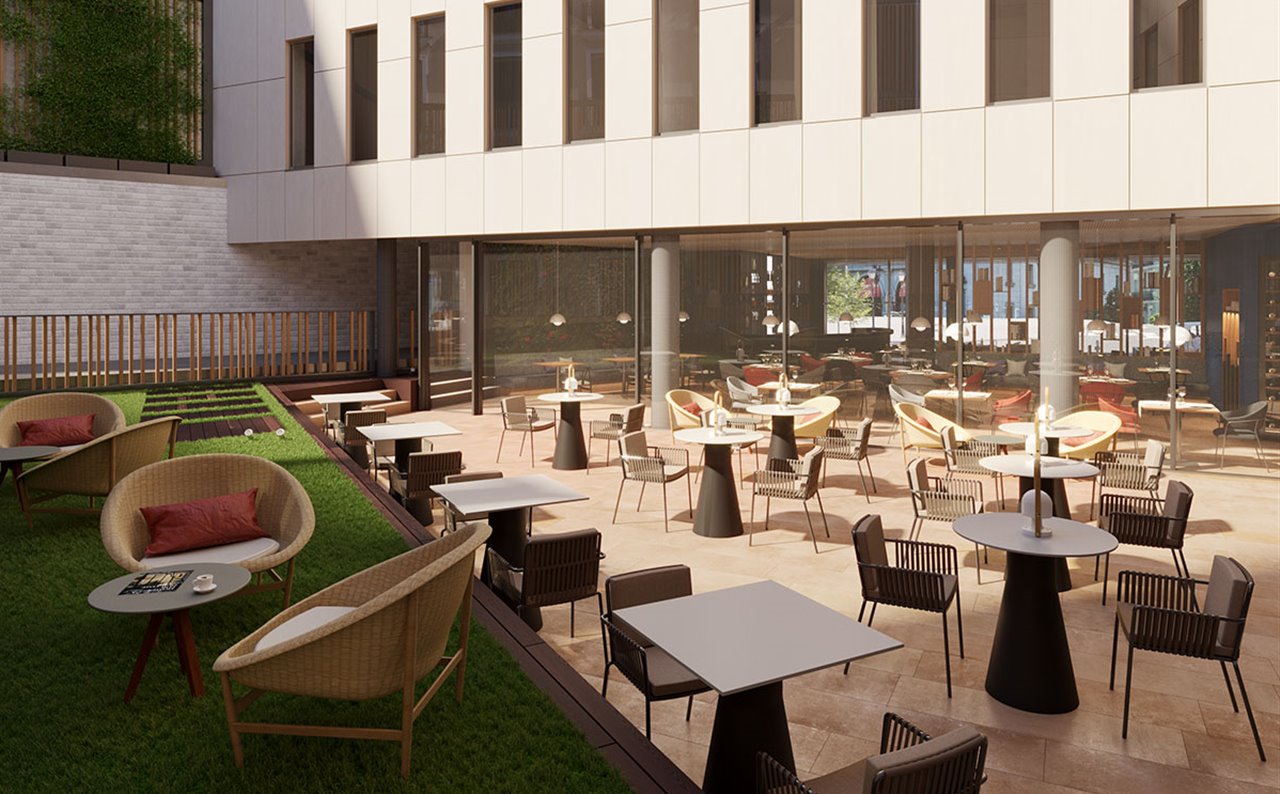 El hotel está en el vibrante centro de Madrid, pero, de puertas para dentro, se puede disfrutar del relax, gracias a esta terraza con jardín interior al aire libre, entre otros espacios