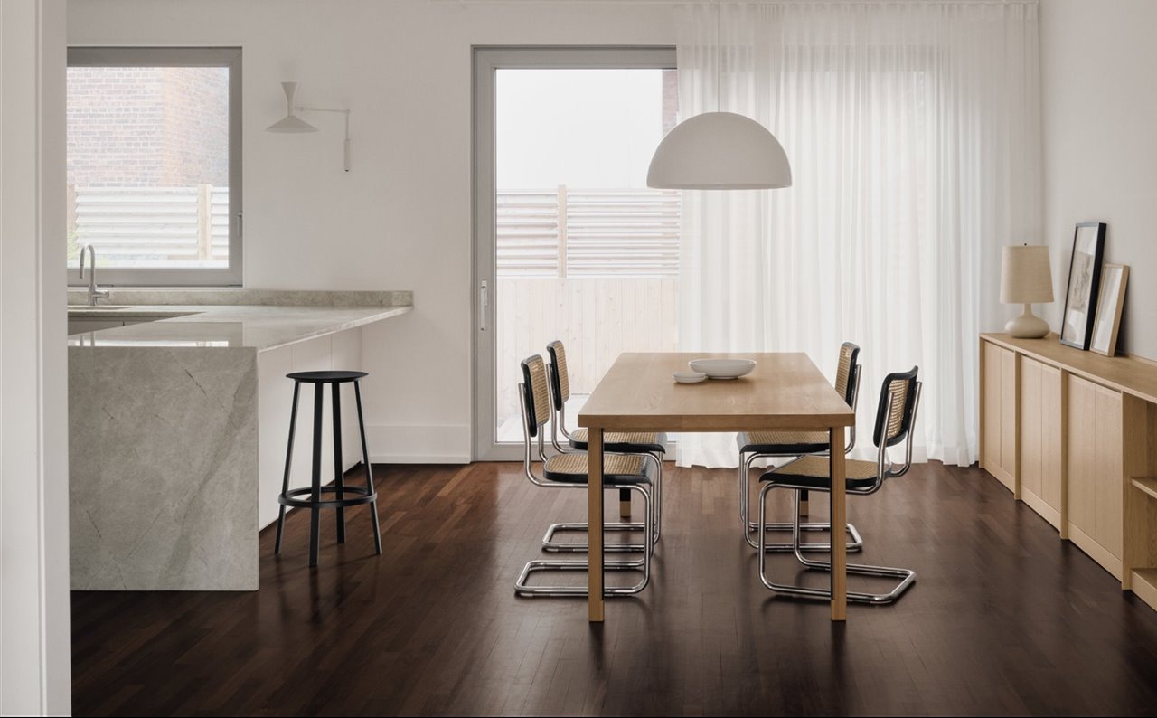 Salón con cocina integrada madera y color blanco minimalista