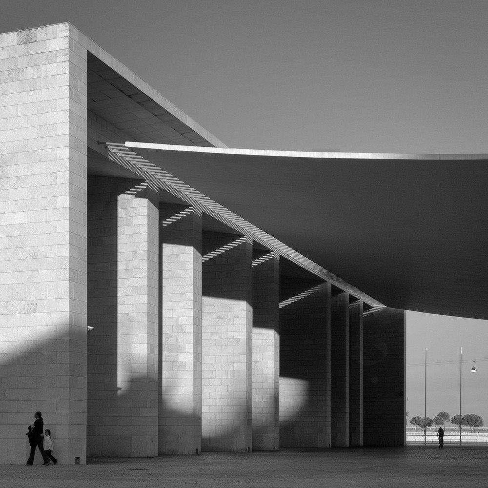 El Pabellón Nacional de la Expo '98 de Portugal es una presencia imponente y a la vez acogedora. 