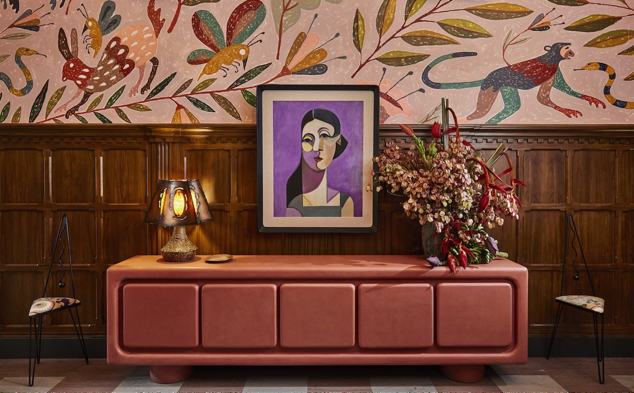 La aclamada diseñadora Kelly Wearstler ha creado un diálogo entre el mobiliario de los años 20 y las piezas contemporáneas firmadas por artistas locales