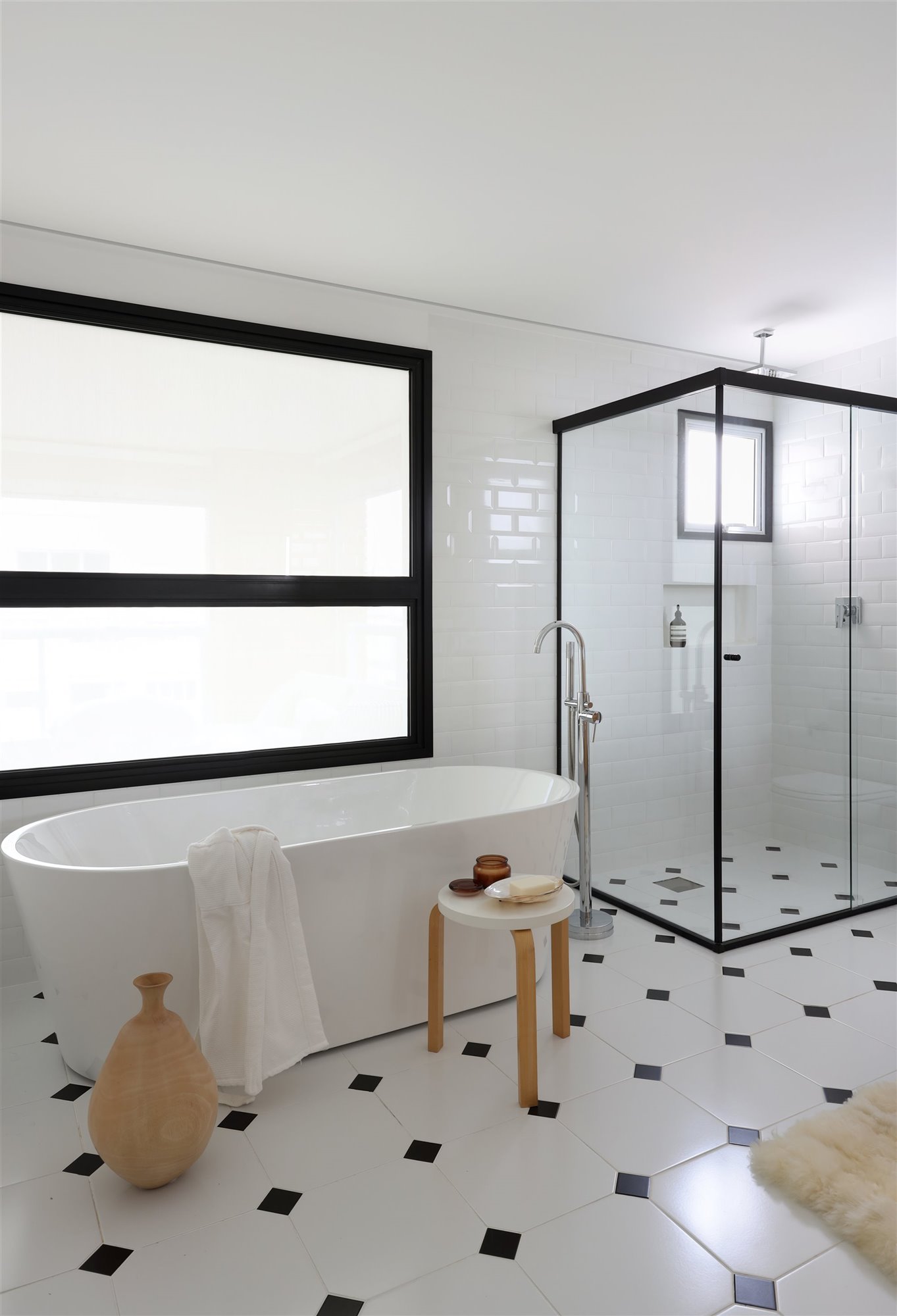 baño baldosas blancas y negras