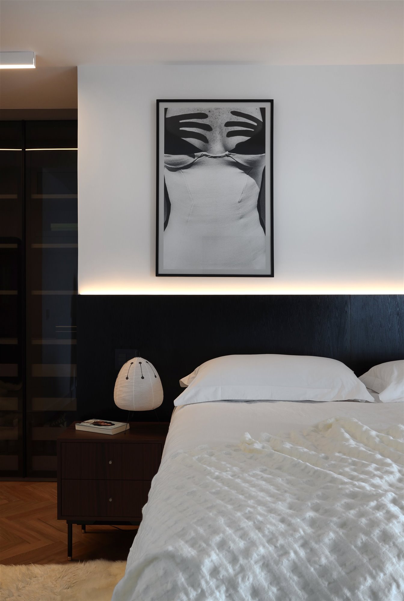 cama dormitorio principal y foto blanco y negro