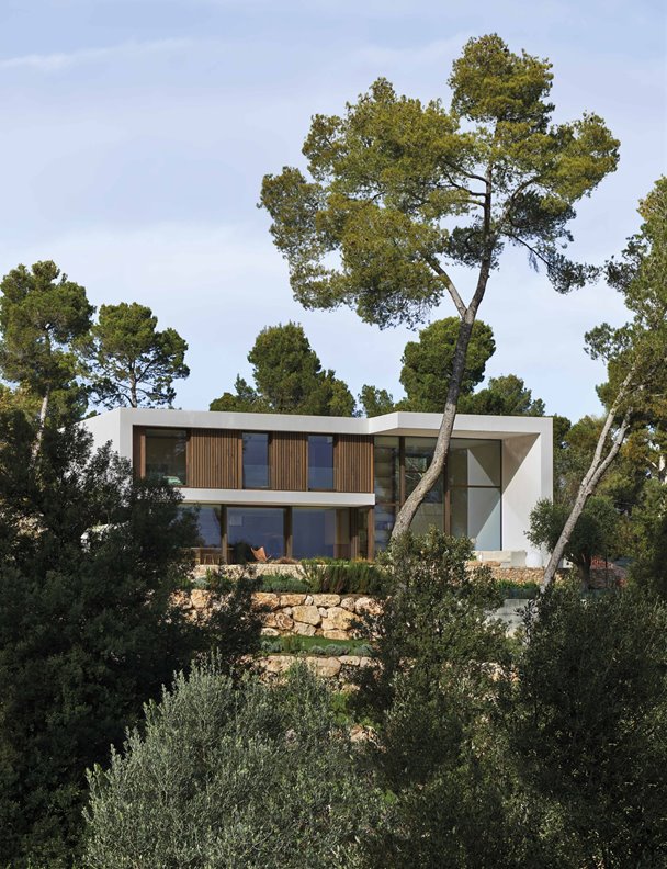 Calma en el bosque, la casa que se integra con el paisaje verde del Mediterráneo