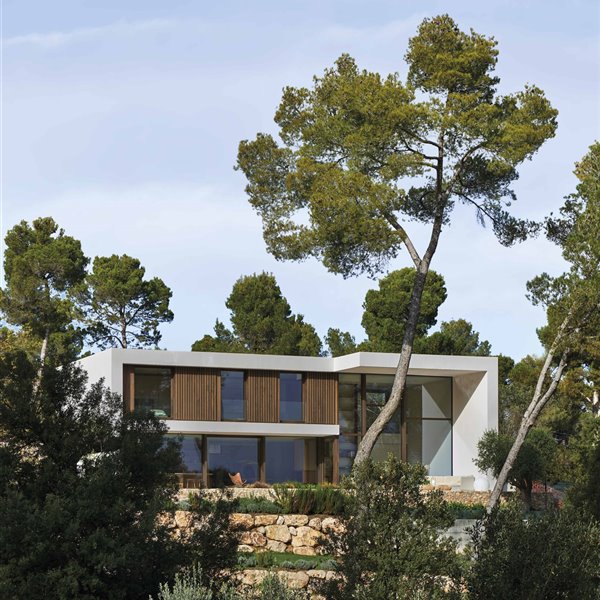 Calma en el bosque, la casa que se integra con el paisaje verde del Mediterráneo