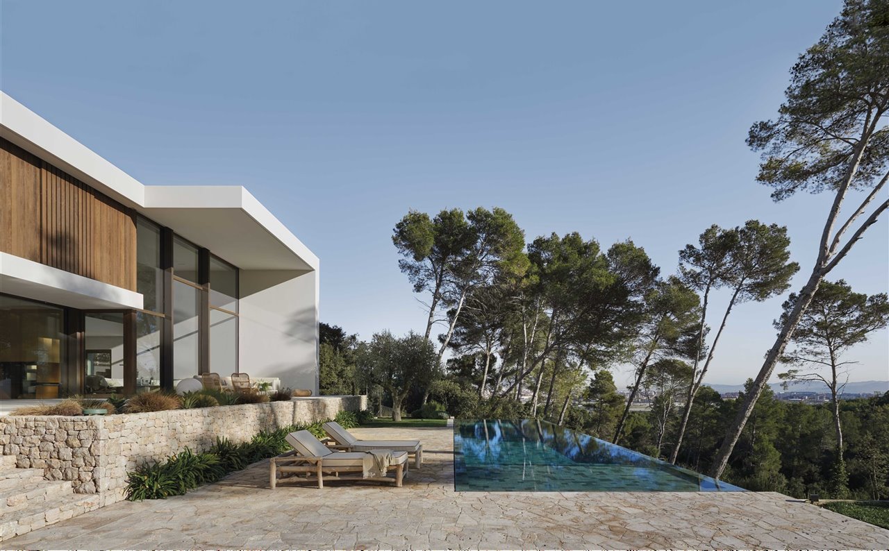 El paisajismo de Serge Castella establece un diálogo con el bosque mediterráneo