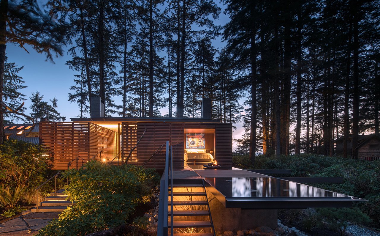 La casa se ubicó de modo tan estudiado en la parcela que solo se tuvo que cortar un árbol durante su construcción. Una cubierta vegetal sobre el garaje prolonga la integración de la vivienda en el entorno natural