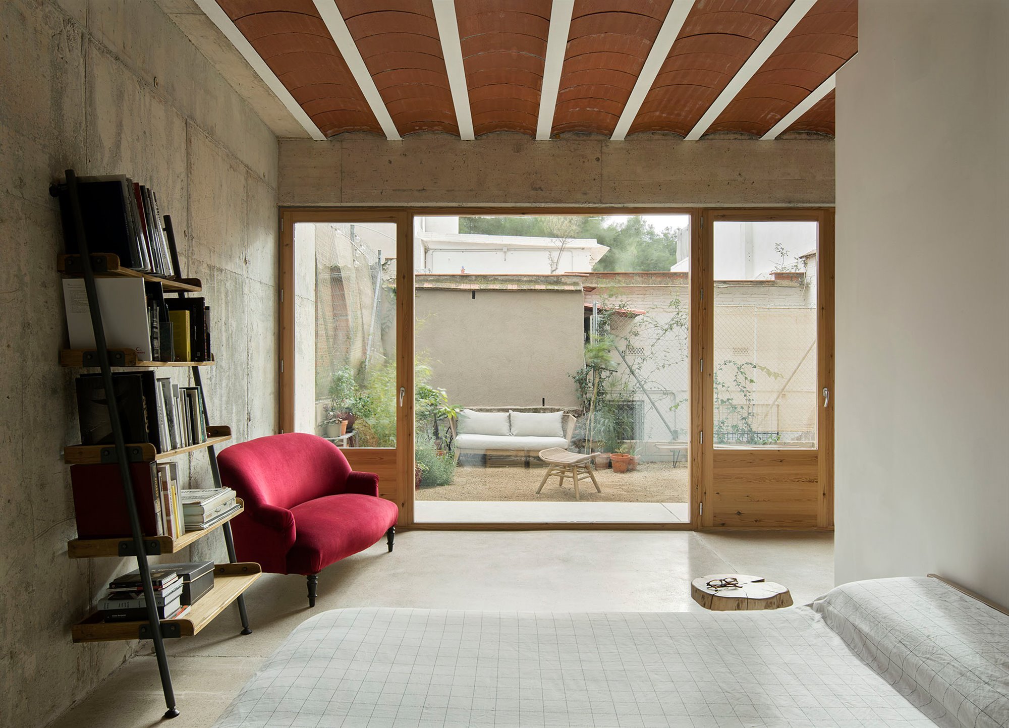 Dormitorio y patio casa collumpio Mach Barcelona
