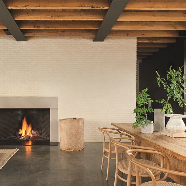 apartamento amberes vincent van duysen salón y comedor con chimenea y sillón