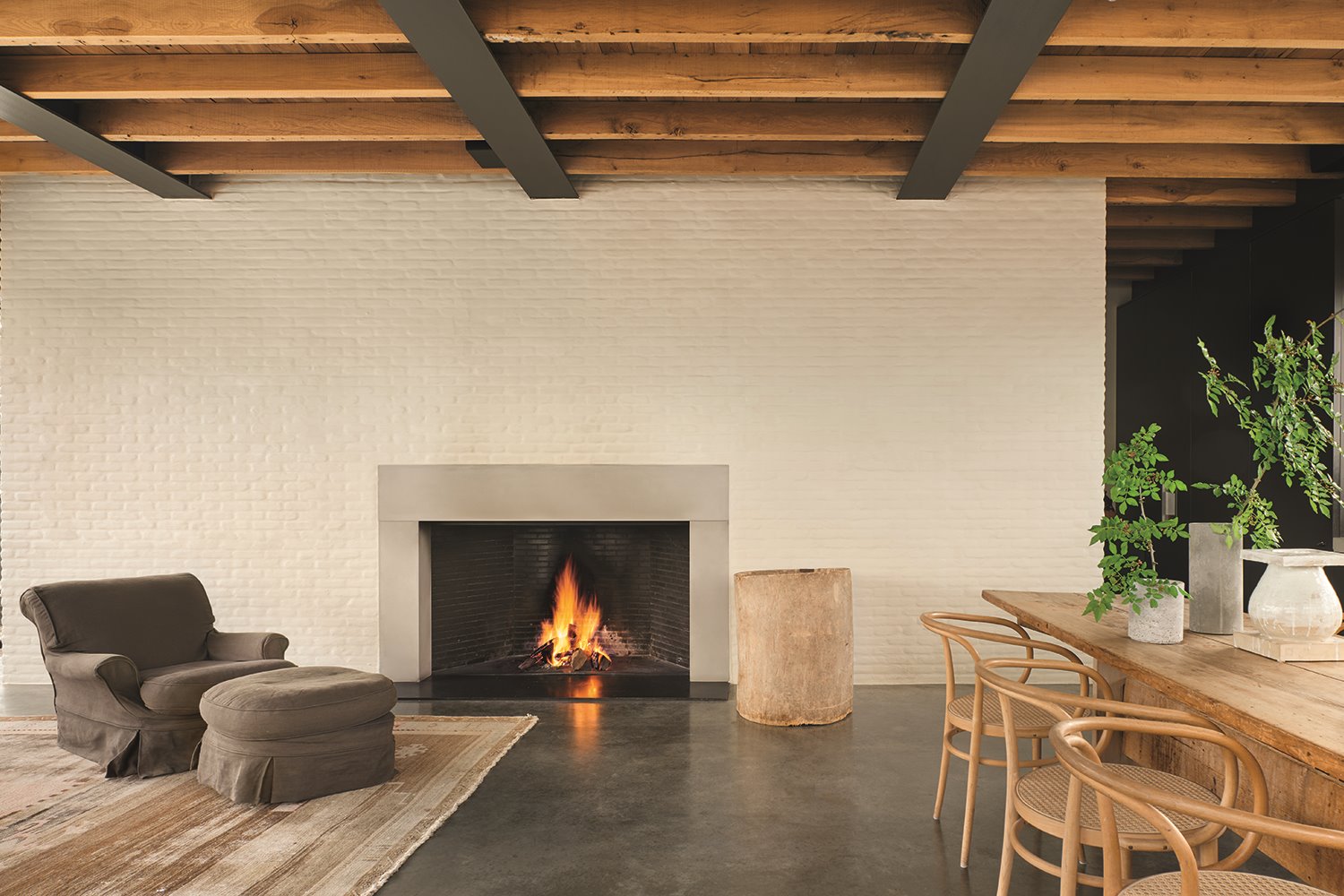 apartamento amberes vincent van duysen salón y comedor con chimenea y sillón
