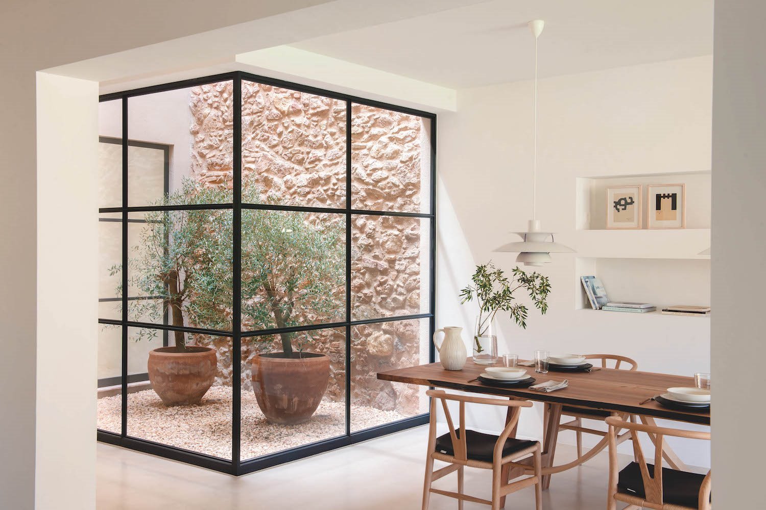 comedor-con-mesa-y-sillas-de-madera-y-zona-abierta-con-una-planta 220a15d8 1500x1000