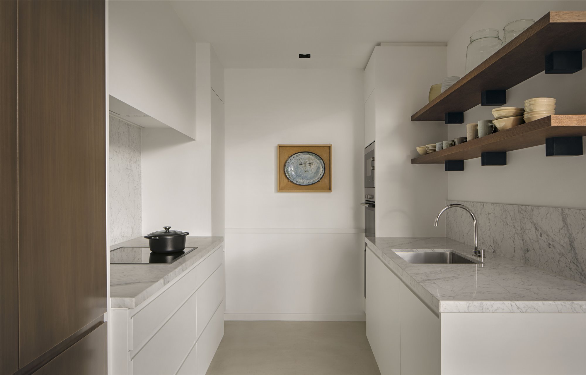 piso belga Stef Claes minimalismo con lámparas cocina