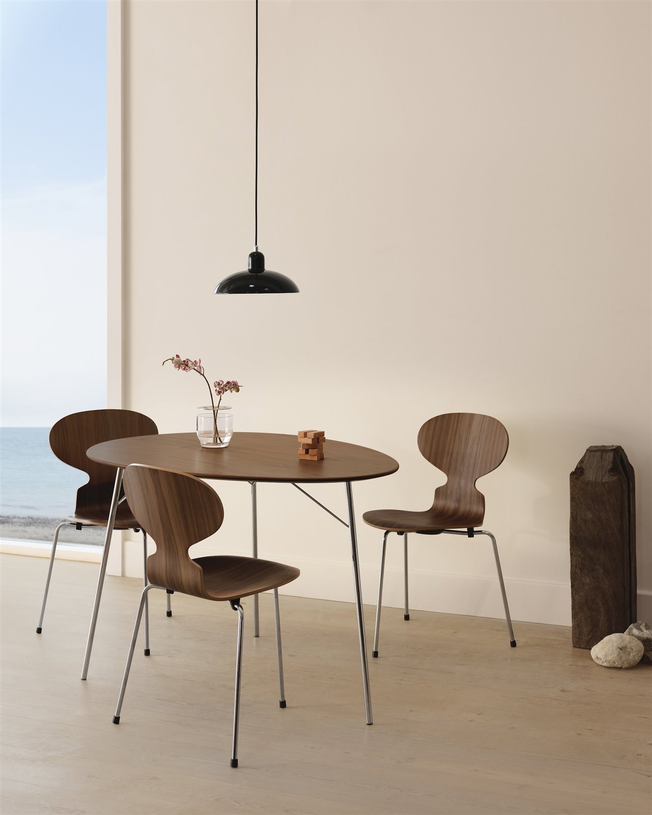 Jacobsen brilló por su pericia, creatividad y visión innovadora. Sus diseños, como la mesa Egg, aúnan funcionalidad y belleza.